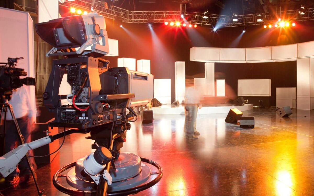 芸能界は今後どうなる？今のタレント平均年収や将来性についても予測！